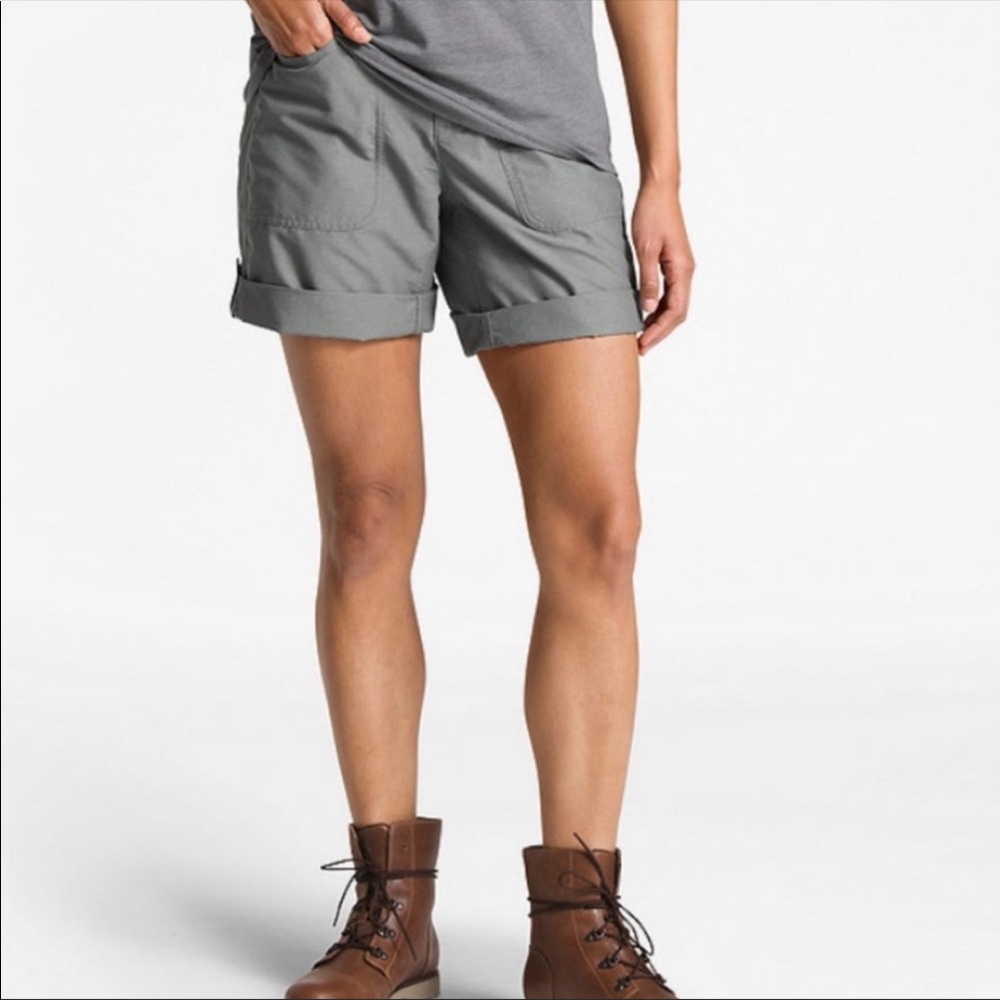 The North Face Women’s Size 12 Gray Horizon 2.0 Roll Up Hiking 10” Shorts